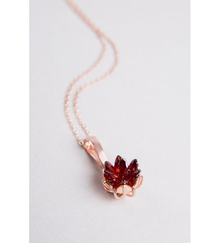 925 Ayar Gümüş Zincirli Rose Kaplamalı Lotus Çiçeği Kolye Garnet Taşlı